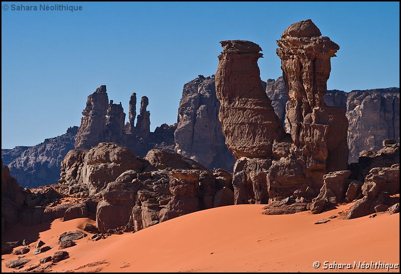 400d-IMG_4086a.jpg - Ces reliefs érodées sont en outre envahis et enrobés par les coulées des dunes des ergs Ouan kassa et Tin Merzouga, aux couleurs variant du rouge au jaune en passant par le blanc.
